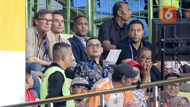Foto: Momen Pelatih Baru Timnas Indonesia Patrick Kluivert dan Sejumlah Asistennya Menyaksikan BRI Liga 1 2024/2025