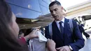 Namun ketika Cristiano Ronaldo turun dari bis dan akan masuk kedalam airport, ia sempat meladeni seorang wanita. (AP Photo/Armando Franca)