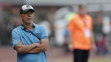 Pelatih PSIS Semarang, Bambang Nurdiansyah, saat melawan Persija Jakarta pada laga Liga 1 di Stadion Patriot, Bekasi, Minggu (15/9). Persija menang 2-1 atas PSIS. (Bola.com/M Iqbal Ichsan)