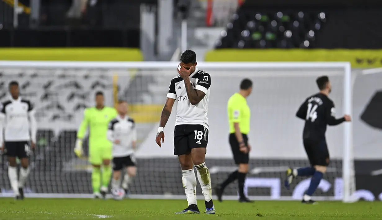 Pemain Fulham Mario Lemina bereaksi setelah timnya kebobolan dari Manchester City pada pertandingan Liga Inggris di Stadion Craven Cottage, London, Inggris, Sabtu (13/3/2021). Manchester City menang 3-0. (Justin Setterfield/Pool via AP)