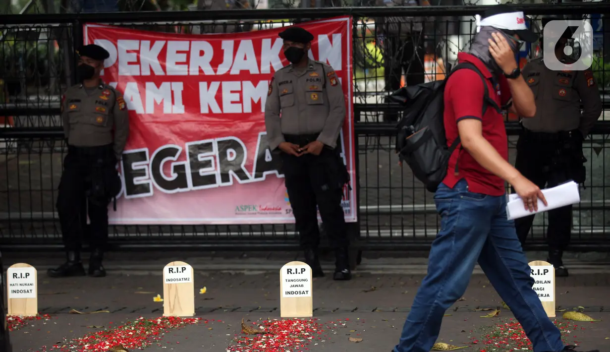 Polisi melakukan pengamanan saat karyawan IndosatM2 berdemonstrasi di depan Gedung PT Indosat, Jalan Merdeka Barat, Jakarta Pusat, Rabu (22/12/2021). Demonstran menuntut PT IndosatM2 untuk bertanggung jawab atas kesinambungan kerja dan hak karyawan. (Liputan6.cm/Johan Tallo)