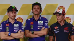 Pembalap Spanyol Jorge Lorenzo (kiri), Pembalap Spanyol Marc Marquez (kanan), dan Pembalap Italia Valentino Rossi (tengah) saat press conference di Sepang International Circuit, Malaysia, 22 October 2015.  (EPA / Fazry Ismail)