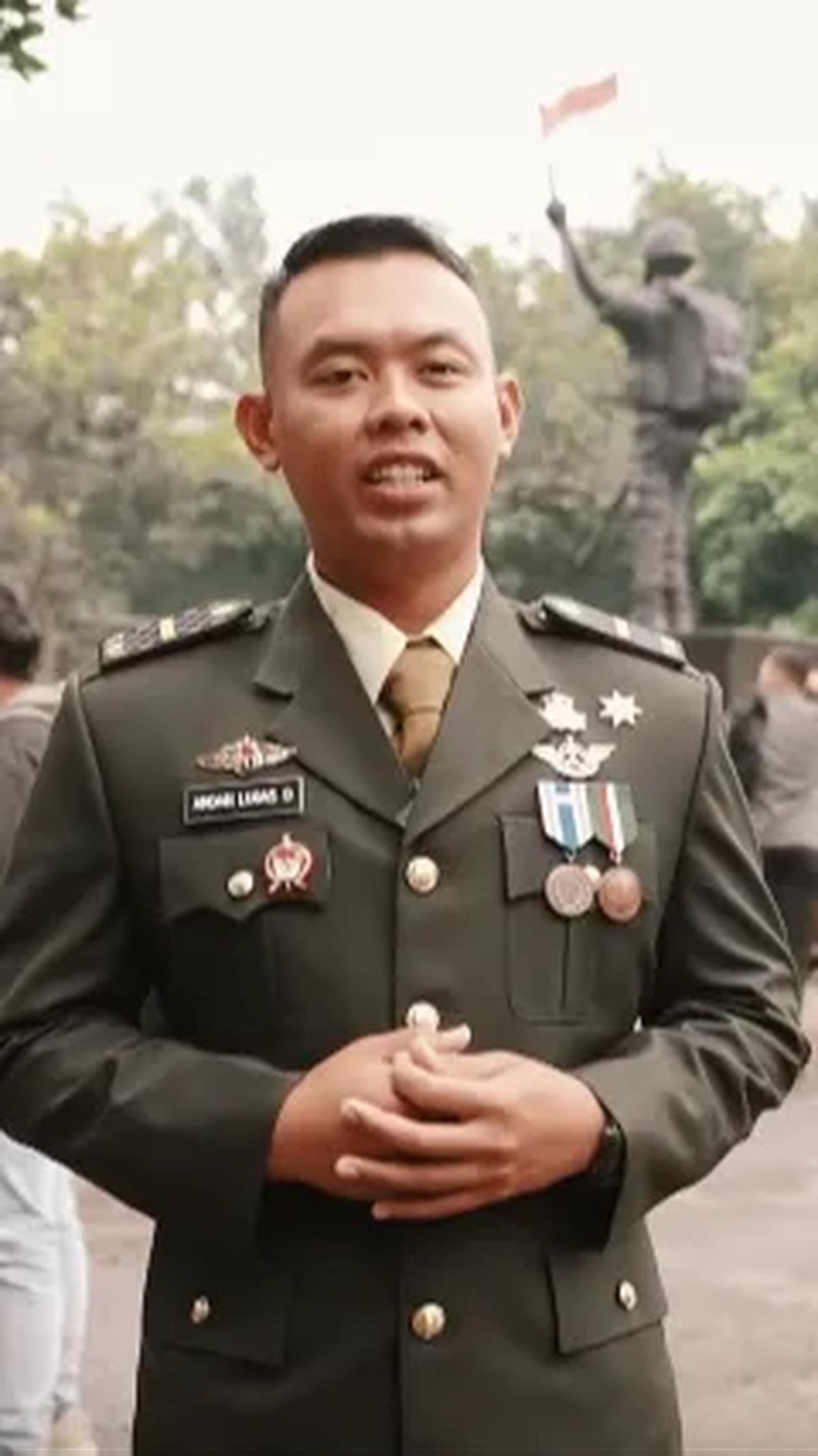 "Awal mula saya sebelum menjadi tentara yaitu saya berjualan gorengan," ujar Andah.