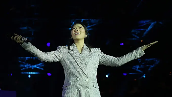 [Bintang] Simak Kekuatan Suara Isyana Sarasvati di Friday Im In Lounge