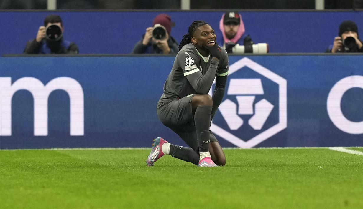 Pemain AC Milan, Rafael Leao melakukan selebrasi setelah mencetak gol ke gawang Red Star Belgrade pada laga Liga Champions 2024/2025 di San Siro, Milan, Italia, Kamis (12/12/2024) WIB. (AP Photo/Antonio Calanni)