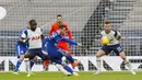 Pemain Leicester City, James Madison, melepaskan tendangan ke gawang Tottenham Hotspur pada laga Liga Inggris di London, Minggu (20/12/2020). Leicester menang dengan skor 2-0. (AP/Frank Augstein, Pool)