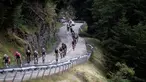 Sekelompok  pembalap sepeda beradu cepat untuk menjadi yang terdepan di gelaran Tour de France, pegunungan Alpen, Perancis, Kamis (23/7/2015) . Peserta menempuh lintasan mendaki pada etape ke – 18 sepanjang  186,5 km. (REUTERS/Stefano Rellandini)