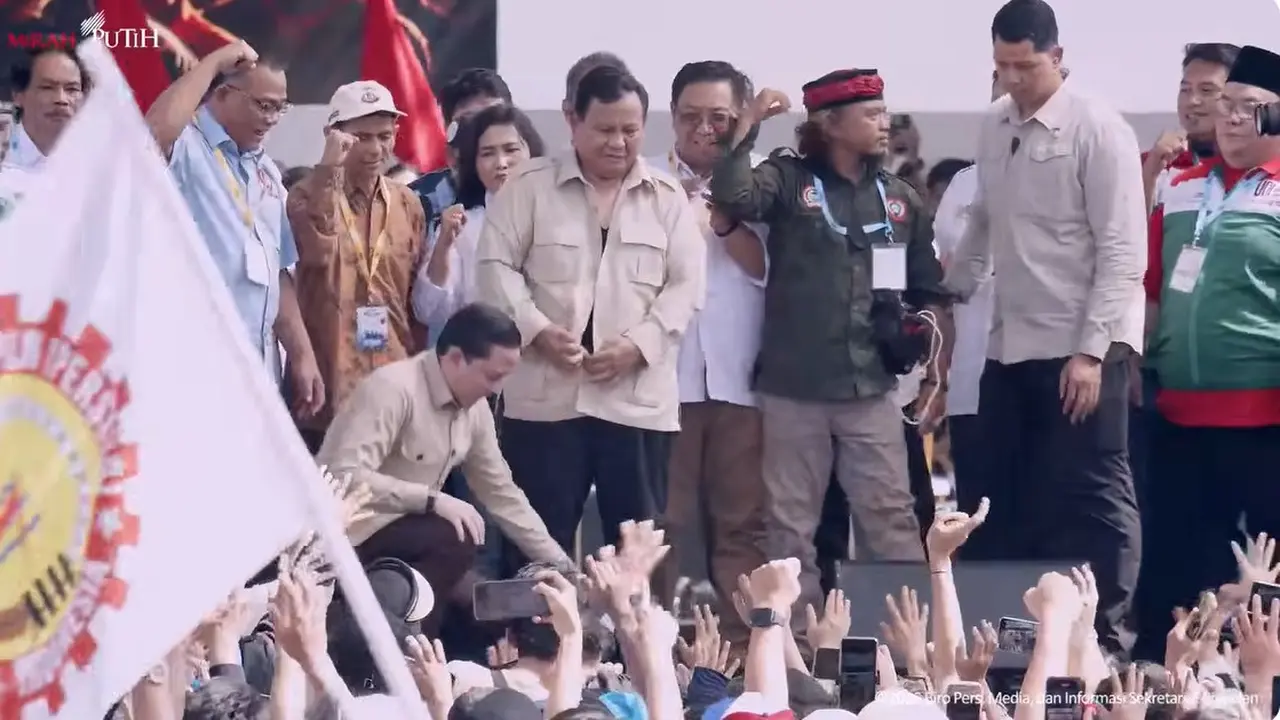 Momen Presiden Prabowo Subianto melepas baju usai pidato Hari Buruh atau May Day 2026 di Monas, Jumat (1/5/2026).