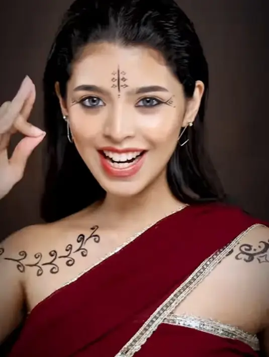 Jharna Bhagwani menampilkan dua look makeup. Look pertama, ia mengenakan baju India merah yang dikenakan oleh Kareena Kapoor, yang di film Asoka memerankan tokoh Putri Kaurwaki. [Foto: Instagram/jharnabhagwani]