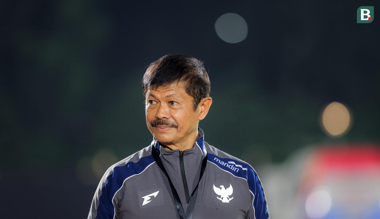 Pelatih Timnas Indonesia U-22, Indra Sjafri saat laga uji coba melawan India di Stadion Madya, Senayan, Jakarta, Minggu (13/10/2025). (Bola.com/Bagaskara Lazuardi)