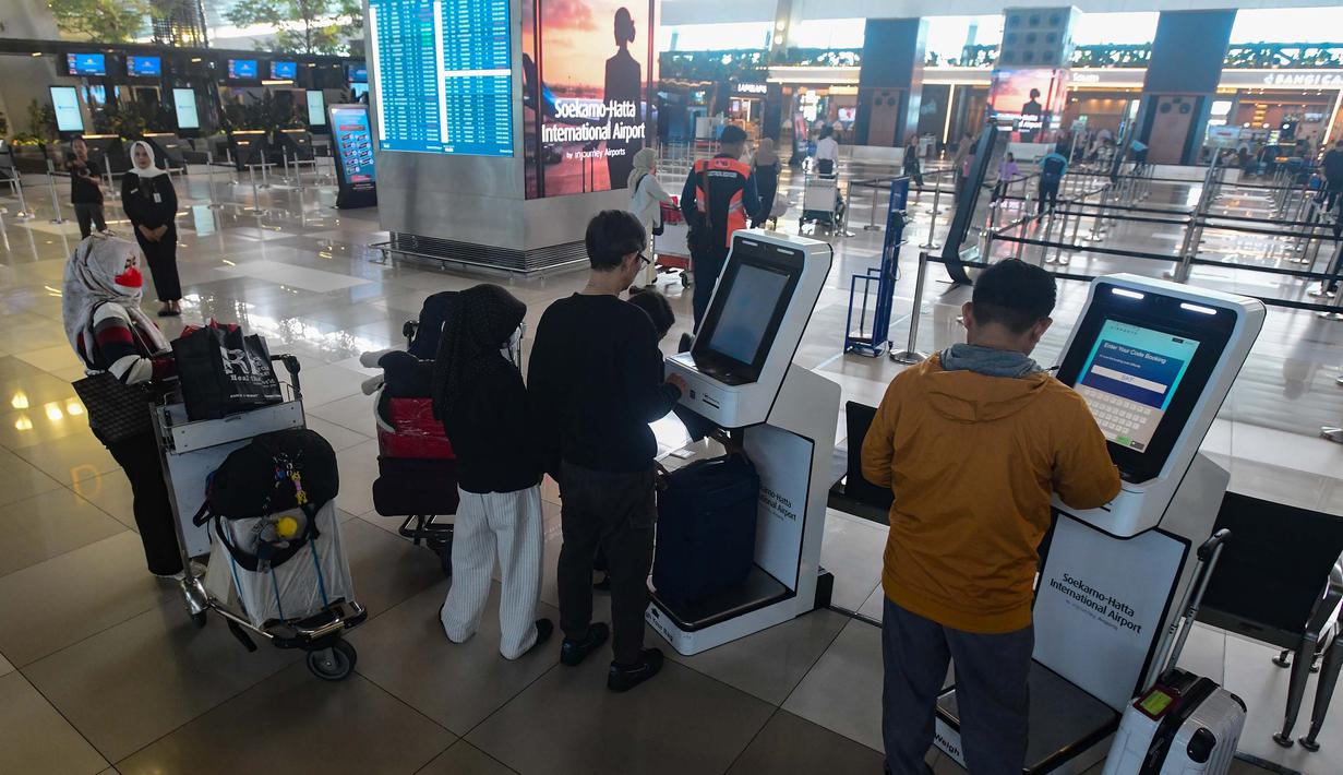 Seluruh bandara kelolaan InJourney akan beroperasi 24 jam penuh, apabila terjadi lonjakan penumpang dan kebutuhan operasional meningkat. Tampak dalam foto, calon penumpang saat berada di Terminal 3 Bandar Udara Internasional Soekarno–Hatta, Tangerang, Banten, Rabu (11/3/2026). (merdeka.com/Arie Basuki)