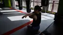 Petarung MMA China Zhang Weili melakukan pemanasan selama sesi pelatihan di gym di Beijing (7/8/2019). Zhang bisa menjadi juara dunia UFC pertama asal China jika dapat mengalahkan pemegang gelar Jessica Andrade dari Brasil dalam pertarungan kelas berat mereka pada 31 Agustus 2019. (AFP Photo/Greg Ba