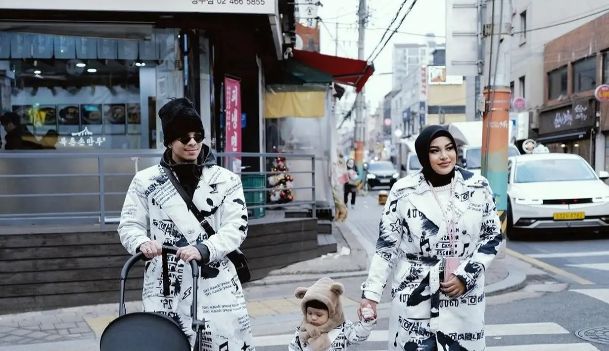 Aurel juga sempat kompak memakai outer putih dengan keluarga kecilnya. Sayangnya setiap penampilan Aurel dihujat netizen lantaran berat badan. Namun di satu sisi, Atta tak peduli, baginya istrinya itu tetap cantik di mata dia