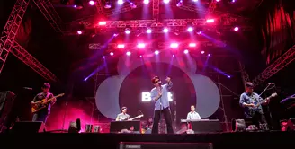 Penampilan Juicy Luicy di panggung Social Chic 2024, Minggu (4/8). [Foto: Adrian Putra/Fimela]