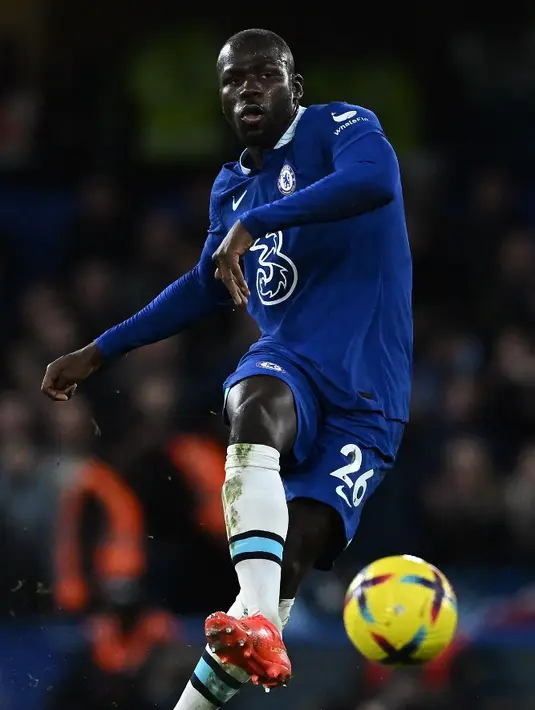 <p>Koulibaly tampil 32 kali di semua ajang dengan torehan dua gol dan satu assist. Tapi, bek Senegal itu juga beberapa kali membuat blunder yang jadi persoalan di lini belakang, sehingga membuatnya masuk daftar jual. (Ben Stansall/AFP)</p>