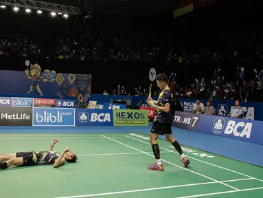 Ganda Putra Indonesia Fajar Alfian/Muhammad Rian Ardianto merayakan kemenangannya usai melawan ganda dari Thailand dalam babak perempat final Indonesia Open 2017 di Jakarta, Jumat (16/6). Fajar/Rian menang 21-13, 18-21, 21-12. (Liputan6.com/Faizal Fanani)