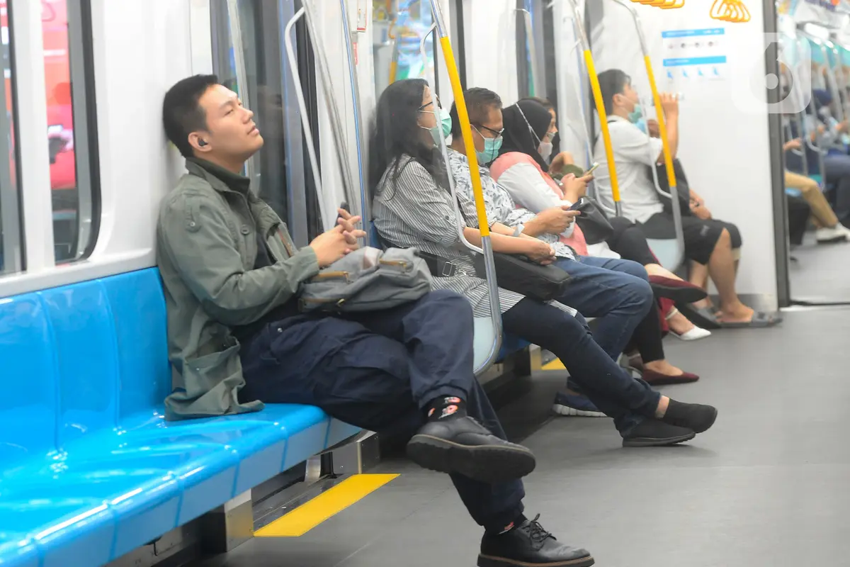 Aturan Dicabut,  Penumpang MRT Bebas Masker