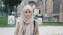 Bagi kamu yang masih remaja, bisa sontek gaya musim dingin ala influencer Shirin Al-Athruz ini. Padu padankan celana jeans dengan fur cardigan, top, dan pashmina warna beige yang lembut. (FOTO: Instagram.com/Shireenz).