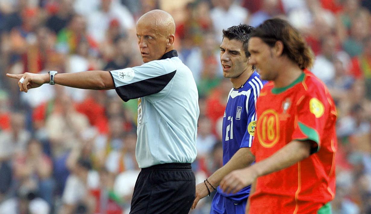 Pelatih Pierluigi Collina berbincang dengan pemain Yunani, Konstantinos Katsouranis (tengah) dan pemain Portugal, Maniche (kanan) pada laga Grup A Euro 2004 di Stadion Dragao, Porto, 12 Juni 2004. (AFP/Dimitar Dilkoff)