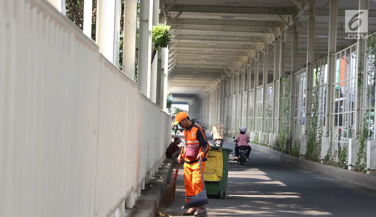 Aktivitas petugas kebersihan di bawah skybridge Tanah Abang, Jakarta, Selasa (8/1). Guna mencegah PKL yang berjualan di sekitar Stasiun Tanah Abang, Satpol PP melakukan penjagaan di bawah skybridge. (Liputan6.com/Immanuel Antonius)