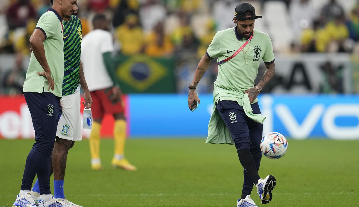 Penyerang PSG itu juga sempat melakukan juggling bola saat rekan lainnya tengah melakukan pemanasan untuk melawan Kamerun. (AP/Natacha Pisarenko)