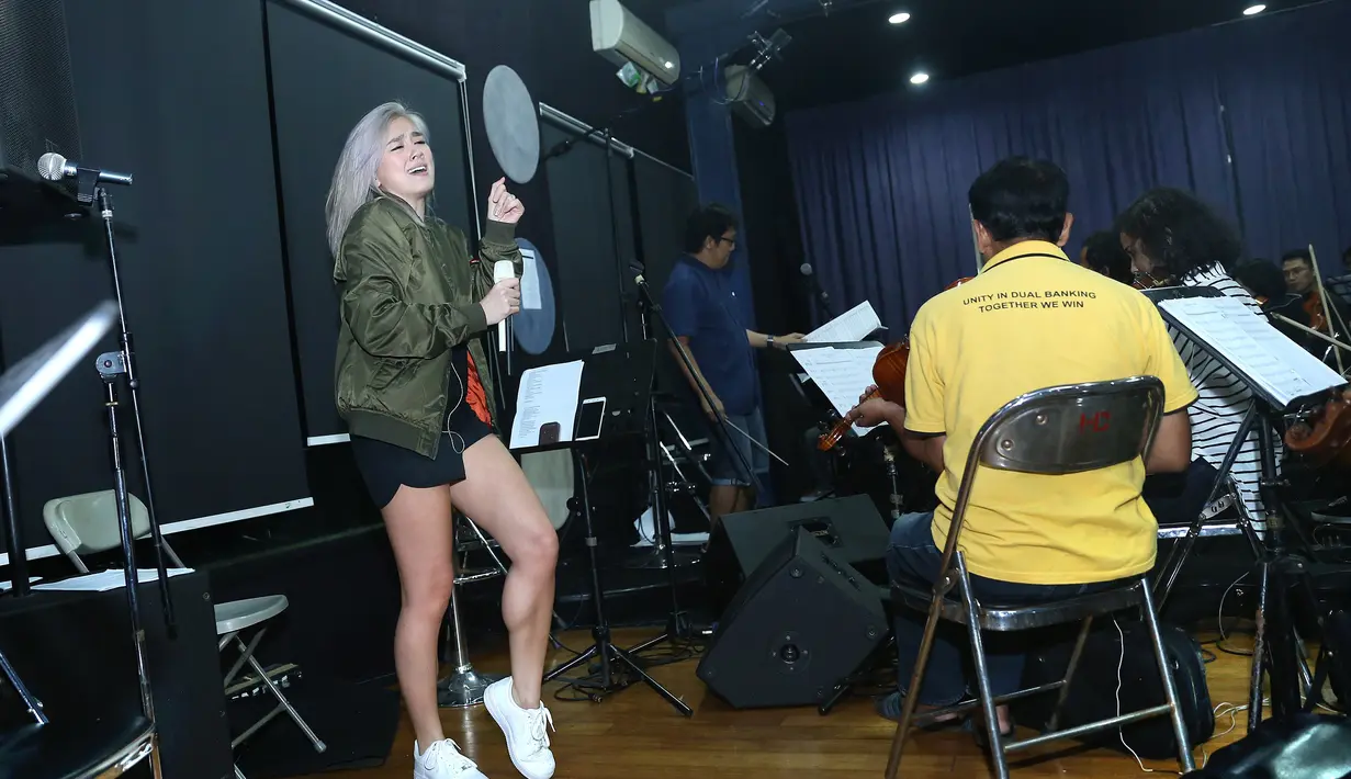 Penampilan Agnes Monica saat menjalani latihan bersama dengan Erwin Gutawa dan orcestranya di kawasan Cilandak, Jakarta Selatan, Minggu (21/8). (Galih W. Satria/Bintang.com)