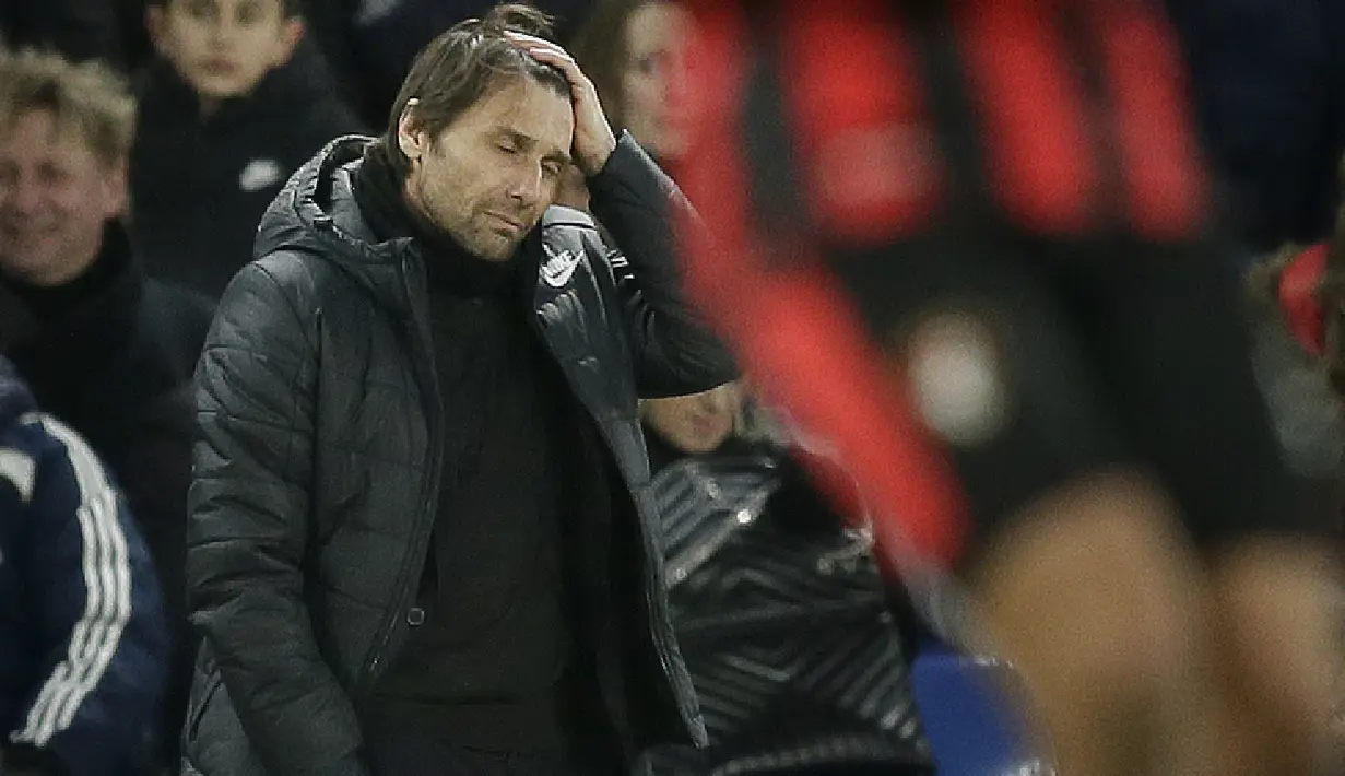 Ekspresi pelatih Chelsea, Antonio Conte saat timnya kalah dari Bournemouth pada lanjutan Premier League di Stamford Bridge, London, (31/1/2018). Chelsea kalah 0-3. (AP/Tim Ireland)