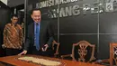 Ketua Komnas HAM Ahmad Taufan memasuki ruang jumpa pers usai menggelar pertemuan tertutup dengan Komisaris HAM PBB HE Zeid Ra'ad Al Hussein di Jakarta, Senin (5/2). (Liputan6.com/Herman Zakharia)