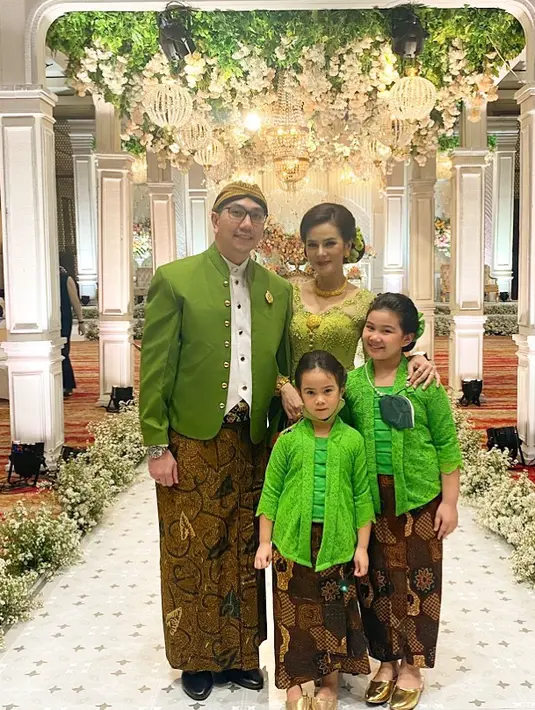 Astrid Tiar Momong Anak (Instagram/astridtiar127)