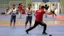 Pelatih asal Korea memberikan arahan kepada Tim putri Taekwondo Indonesia yang ikut kategori Poomsae saat berlatih gerakan dasar di GOR Popki, Cibubur (13/7/2017). (Bola.com/Nicklas Hanoatubun)