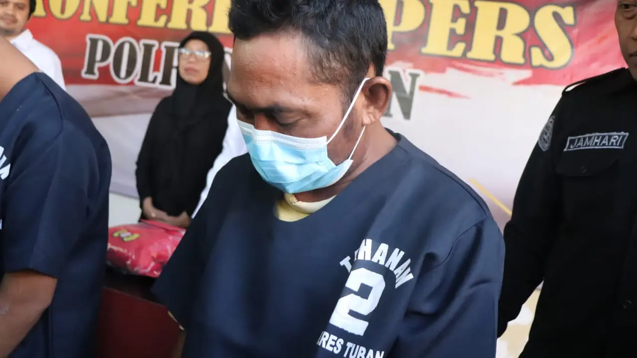 Pelaku AY saat diamankan di Polres Tuban. (Adirin/Liputan6.com)