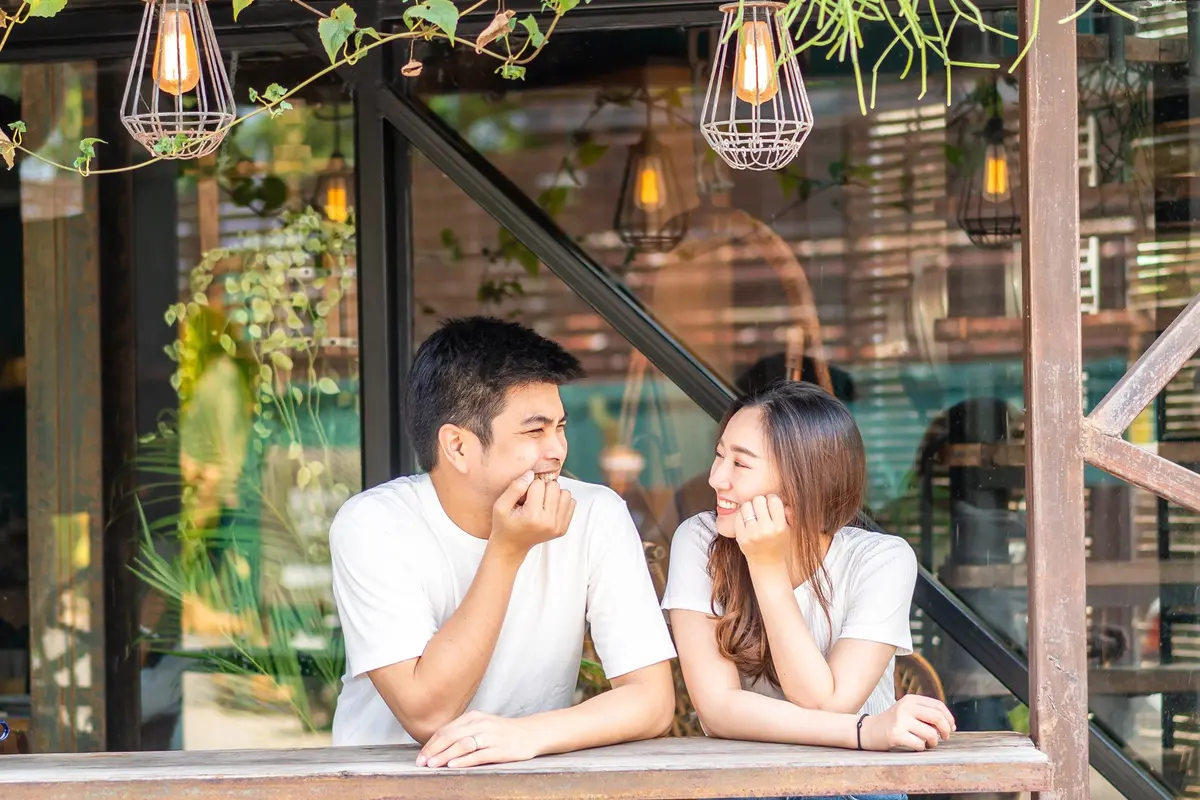 couple mei tampak akrab dan hangat