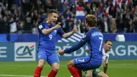 Penyerang timnas Prancis, Kevin Gameiro (kiri) melakukan selebrasi bersama rekannya, Antoine Griezmann, usai mencetak gol ke gawang Bulgaria, pada laga lanjutan Grup A Kualifikasi Piala Dunia 2018, di Stadion Stade de France, Sabtu (8/10/2016) dini hari W