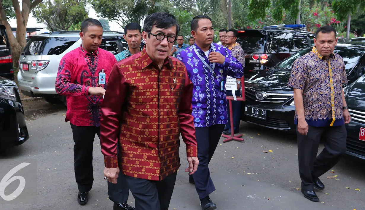 Menteri Hukum dan HAM Yasonna Laoly saat tiba di Imigrasi Bandara Soekarno Hatta, Tangerang, Jumat (24/6). Yasonna ingin memastikan kesiapan Imigrasi menyambut arus mudik dan balik Lebaran di Bandara. (Liputan6.com/Angga Yuniar)