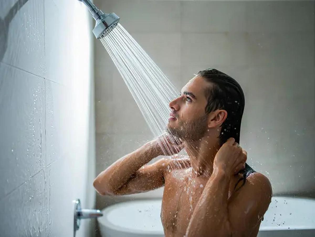 Mandi Air Dingin atau Hangat? Mana yang Lebih Sehat untuk Tubuh?