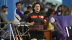 Wasit Ornpimol Kittiteerasopon berlari saat memimpin laga final hoki putri PON XIX Jabar antara DKI Jakarta melawan Papua di Gymnasium UPI, Bandung, Senin (19/9). DKI Jakarta unggul 4-2 atas Papua. (Liputan6.com/Helmi Fithriansyah)