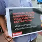 Masa aksi dari berbagai aliansi dan LBH menggelar aksi depan kantor Kominfo, Jumat (23/8/2019). Aksi terkait menolak pembatasan akses informasi dan internet di Papua dan Papua Barat yang dilakukan sepihak oleh Komenterian Komunikasi dan Informasi. (Liputan6.com/Fery Pradolo)