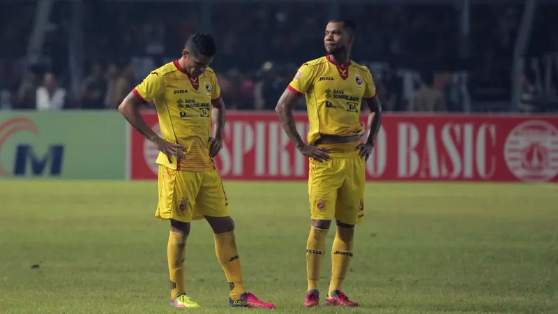 Dua pemain SFC menunggu pertandingan dilanjutkan