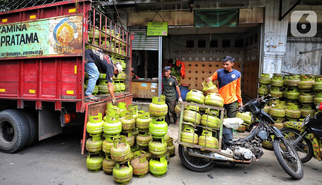 Pekerja menata tabung gas elpiji 3 kg untuk dijual kembali di kawasan Jakarta, Rabu (4/1/2023). Pembelian menggunakan KTP ini diterapkan agar pembelian LPG 3 kg dapat dinikmati oleh masyarakat yang berhak atau tepat sasaran. (Liputan6.com/Angga Yuniar)