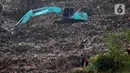 Alat berat memindahkan tumpukan sampah dari Tempat Pembuangan Akhir (TPA) Cipeucang yang masuk ke area Sungai Cisadane, Serpong, Tangerang Selatan, Rabu (3/6/2020). Sebelumnya, pada Jumat (22/5/) lalu turap yang menopang tumpukan sampah di TPA tersebut jebol. (Liputan6.com/Helmi Fithriansyah)