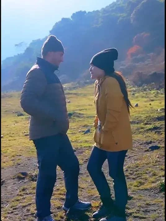 Momen romantis itu terlihat dalam video singkat berdurasi 23 detik. “Bunda pertama kali naik gunung tapi sudah bisa sampai di titik ini,” ujar Ladislao Camara. [Instagram/nathalieholscher]