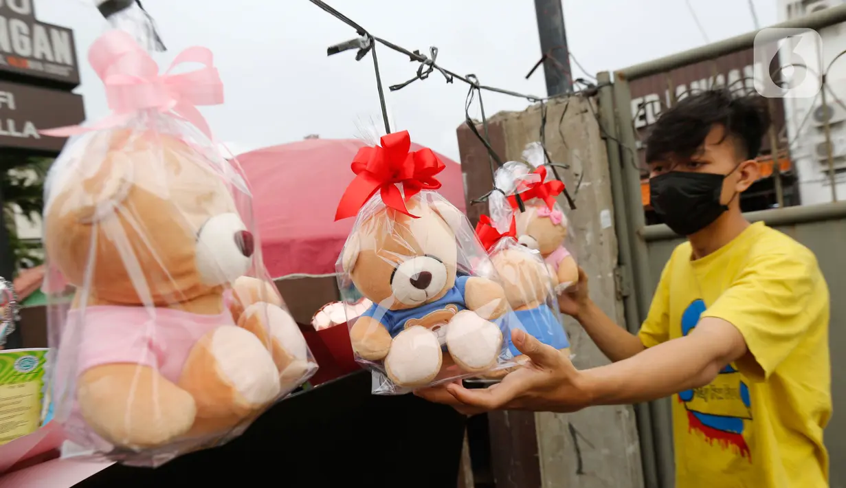 Pedagang merapikan boneka di Rawa Belong, Jakarta, Minggu (14/2/202). Hari Valentine  atau disebut juga Hari Kasih Sayang, pada tanggal 14 Februari adalah sebuah hari saat para kekasih dan mereka yang sedang jatuh cinta menyatakan cintanya di Dunia Barat.  (Liputan6.com/Angga Yuniar)