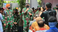 Panglima TNI Marsekal Hadi Tjahjanto mengecek vaksinasi di Surabaya (Dian Kurniawan/Liputan6.com)