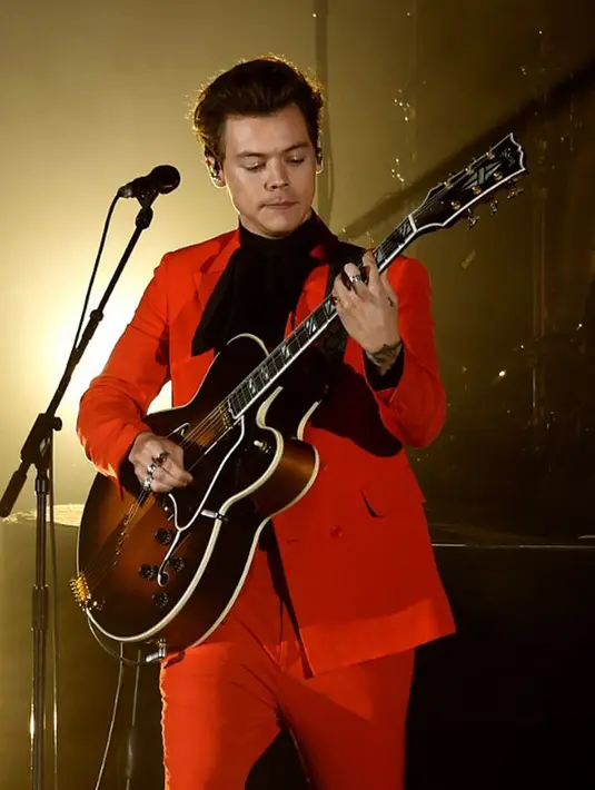 Kejadian tersebut kabarnya terekam dalam sebuah video yang kemudian menjadi viral di media sosial. Para penggemarnya pun tak terima Harry Styles diperlakukan seperti itu dengan meramaikannya dengan tagar #RespectHarry. (AFP/Kevin Winter)