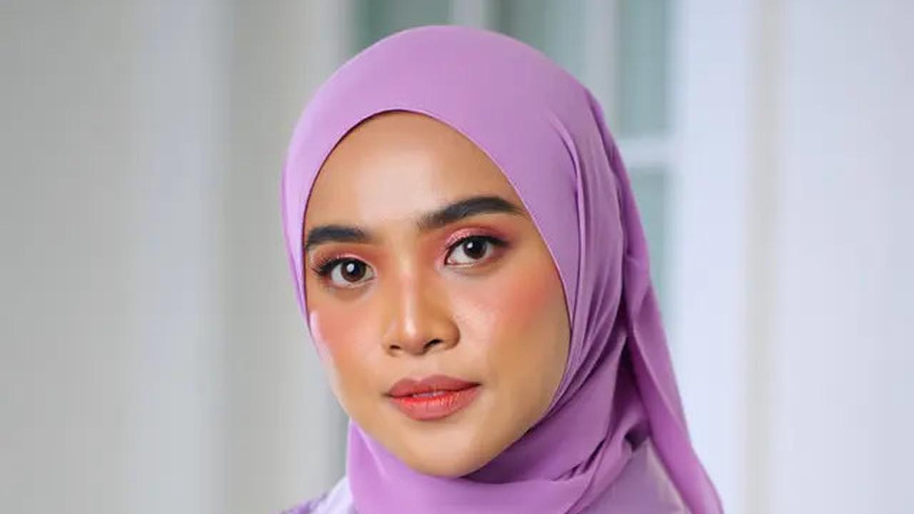 8 Tren Gamis Batik Modern dengan Detail Blazer Warna Lilac Soft, Sedang Digandrungi Muslimah Muda