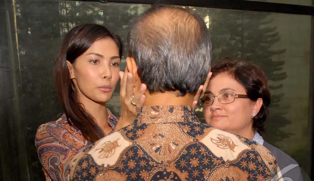 Nadya Mulya memberikan semangat kepada ayahnya, Budi Mulya yang terjerat kasus dugaan tindak pidana korupsi pemberian fasilitas pendanaan jangka pendek (FPJP) kepada Bank Century, Pengadilan Tipikor, Jakarta, Rabu (16/7/2014) (Liputan6.com/Miftahul Hayat)