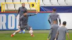 Penyerang PSG, Lionel Messi (kedua kiri) mengontrol bola saat latihan di Stadion Jan Breydel di Bruges, Belgia, Selasa (14/9/2021). PSG akan melawan Club Brugge pada Grup A Liga Champions di Stadion Jan Breydel. (AP Photo/Olivier Matthys)