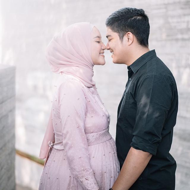 Jelang Melahirkan, Ini 6 Potret Maternity Shoot Erica Putri dan Suami