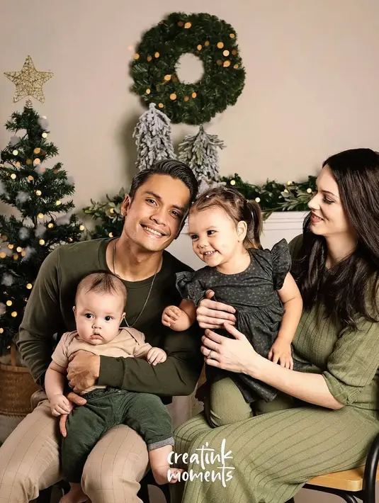 Dalam berabagai momen penting, seperti momen natal, anniversary dan ulang tahun, keduanya kerap abadikan momen indah bersama. Banyak para penggemar yang mendoakan agar rumah tangga keduanya selalu harmonis. (Liputan6.com/IG/@randpunk)