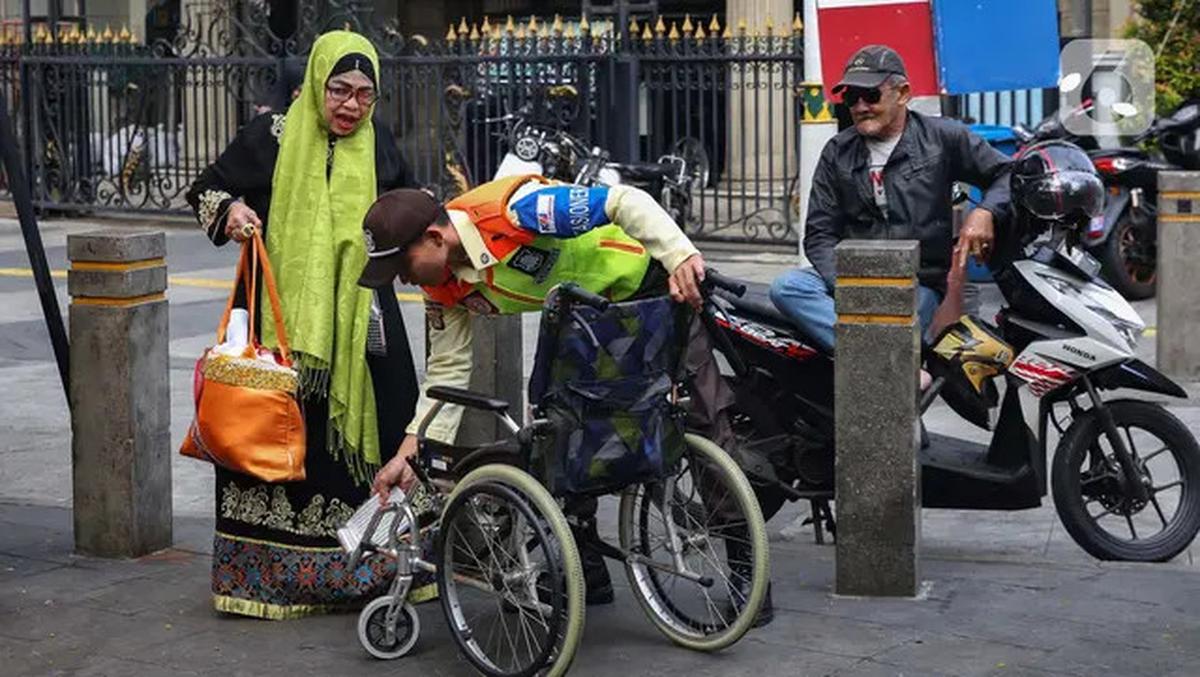 Kesigapan Petugas KAI Commuter Line Layani Calon Penumpang Lanjut Usia